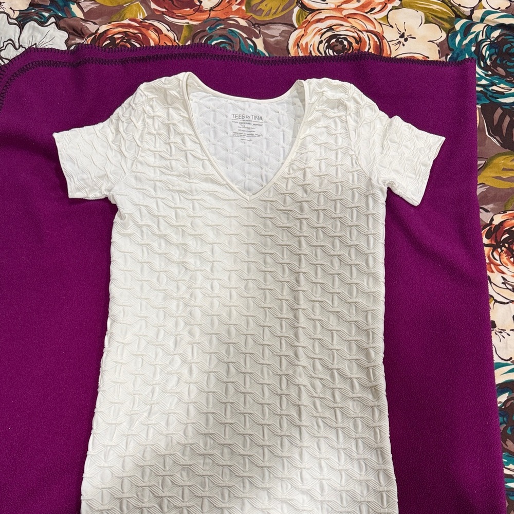 Tees by Tina  Cream Textured V-Neck Tee, one size